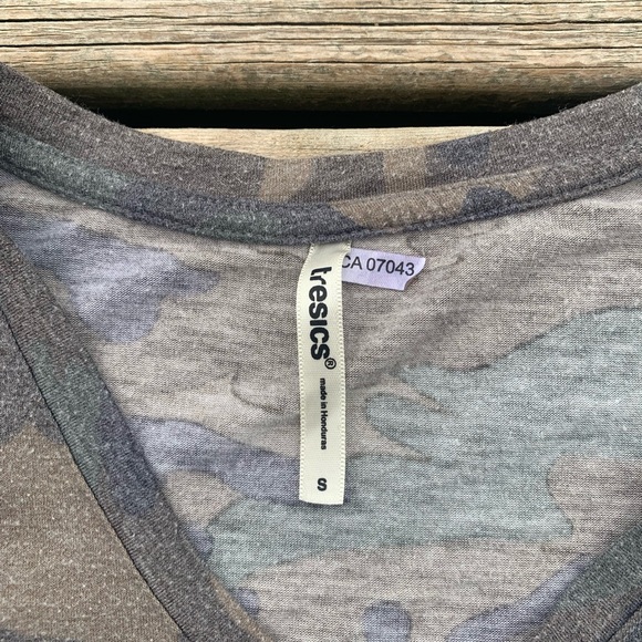 💛 Trescics Camo Print V-Neck Tee with Pocket - Size S - Picture 5 of 7